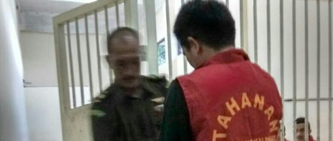 Terdakwa kasus tindak pidana pembelian, penampungan dan pengolahan zirkon ilegal, Hon Apriyanto alias Antoni, saat masuk Ruang Tahanan Pengadilan Negeri Kota Pangkalpinang, Rabu 20/2/2019 (dok. KM)