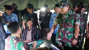 Komandan Kodiklat TNI AD Letnan Jenderal TNI Anto Mukti Putranto meninjau latihan menembak senjata Armed roket Astros dan menghadiri kegiatan bakti sosial yang diselenggarakan oleh Kodiklat TNI AD di Kebumen pada hari Senin 18/3/2019.