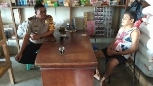 Kapolsek Belitang Ipda Agus Junaidi (2/3/19) Sedang Melakukan Pengecekan Harga Sembako dan Stok Ketersediaan Beras Ke Toko Sembako Di Wilayah Pasar Belitang Kabupaten Sekadau Kalimantan Barat (dok. KM)