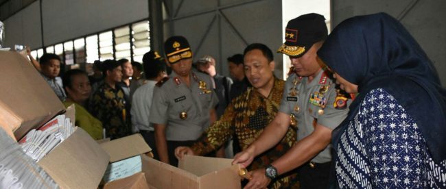 Kapolda Jawa Barat beserta rombongan saat mengecek kotak suara di gudang sewa KPU di Cibinong, Kabupaten Bogor 6/3/2019 (dok. KM)