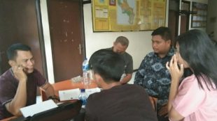 Tim Hukum BARJAB saat mendampingi relawan laporkan dugaan tindak pidana ke Polsek Kemang, Polres Bogor, Minggu 10/3/2019 (dok. KM)