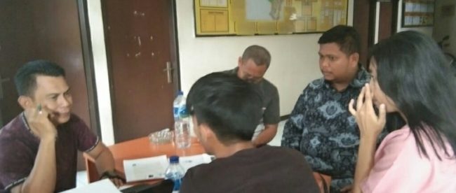 Tim Hukum BARJAB saat mendampingi relawan laporkan dugaan tindak pidana ke Polsek Kemang, Polres Bogor, Minggu 10/3/2019 (dok. KM)