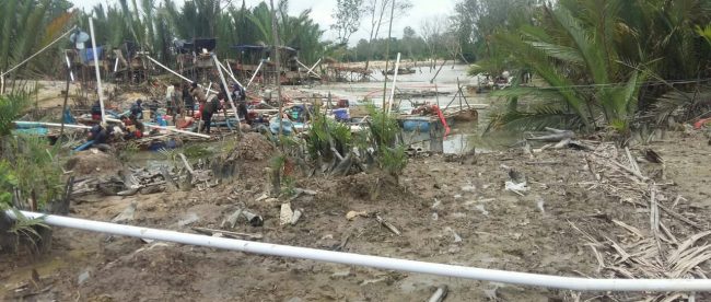Aktivitas penambangan ilegal yang berada tidak jauh dari RUSUNAWA di Kelurahan Ketapang, Kecamatan Pangkalbalam, Kota Pangkalpinang (dok. KM)