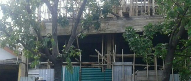 Bangunan dua lantai yang berdiri di bantaran kali di Margahayu, Kota Bekasi (dok. KM)