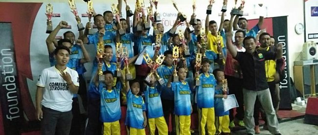 Para juara foto bersama dengan mengangkat trofi juara yang diraih pada Kejuaraan Bulu Tangkis Djarum Bupati Cup I Kebumen, 17/3/2019