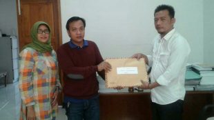Ketua Panitia Pemilihan didampingi Wakil Ketua menyampaikan berkas hasil verifikasi Calon Wakil Bupati Kebumen ke Pimpinan DPRD Kabupaten Kebumen Bagus Setiyawan di Gedung DPRD Kabupaten Kebumen pada Selasa 19/3/2019 (Dok. KM)