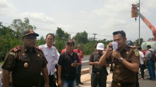 Kajari Kabupaten Bangka, Jeffri Huwae. SH. MH bersama Kasi Pidsus, Aditia Sulaiman saat sidak kelokasi Jembatan Batu Rusa, Kabupaten Bangka, Provinsi Babel.