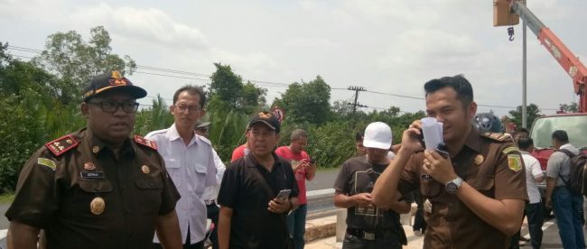 Kajari Kabupaten Bangka, Jeffri Huwae. SH. MH bersama Kasi Pidsus, Aditia Sulaiman saat sidak kelokasi Jembatan Batu Rusa, Kabupaten Bangka, Provinsi Babel.
