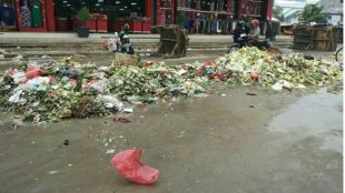 Kondisi sampah berserakan di pinggir jalan Cikarang (dok. KM)