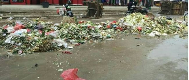 Kondisi sampah berserakan di pinggir jalan Cikarang (dok. KM)
