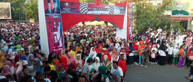 Warga Kota Langsa antusias mengikuti kegiatan Jalan Sehat yang digelar oleh Badan Pemenangan Nasional (BPN) Prabowo-Sandi Kota Langsa, Minggu 24/3/2019 (Dok. KM)