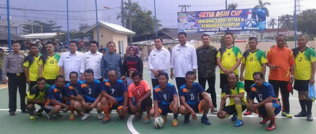 Kepala Desa Setia Asih bersama Camat Tarumajaya,Kapolsek, Danramil serta Kepala Desa se-Kecamatan Tarumajaya di Lapangan Futsal Kantor Desa Setia Asih, Tarumajaya, Kabupaten Bekasi (dok. KM)
