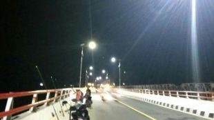 PJU solar cell pada saat malam hari di Jembatan Baturusa, Kecamatan Merawang, Kabupaten Bangka (dok. KM)