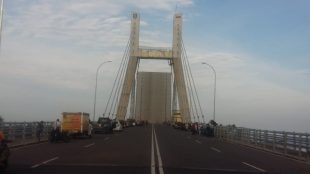 Kondisi Jembatan Emas Buka Tutup di Pangkal Balam, Wilayah Ketapang, Provinsi Babel yang saat ini belum bisa di lewati karena masih dalam proses perawatan mesin. (dok. KM)