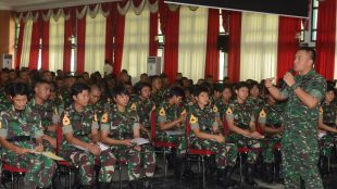 Kapendam IV/Diponegoro Kolonel Arh Zaenudin meminta 1.042 Taruna/ Taruni Akademi Militer (Akmil)agar bijak bermedsos di Gedung Moch. Liliy Rochli Komplek Akmil Magelang, Senin 25/3/2019