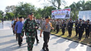 Kapolres Langsa didampingi unsur Forkopimda Langsa melakukan pengecekan anggota dalam kesiapan Pemilu Legislatif serta Pilpres 2019, Jumat 22/3 (dok. KM)