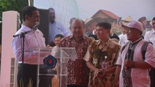 Menteri Pertanian Andi Amran Sulaiman melakukan kunjungan kerja, memberikan bantuan bibit dan alat pertanian di Alun-alun Brebes hari Jumat 29/3.