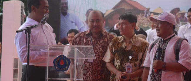 Menteri Pertanian Andi Amran Sulaiman melakukan kunjungan kerja, memberikan bantuan bibit dan alat pertanian di Alun-alun Brebes hari Jumat 29/3.