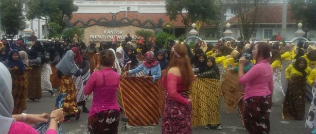 Festival Purworejo Berjarik menampilkan aneka kesenian dengan menggunakan aneka kostum batik dan jarik yang dilaksanakan di Purworejo, 23/3/2019.
