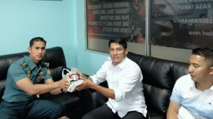 Pasintel Lanal Batam Saat Menerima Temuan Paket Yang Diduga Sabu (dok. KM)