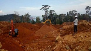 Diduga tanpa izin, PT. Konnikel Mitra Jaya (KMJ) beraktivitas di konsesi IUP PT. Sultra Jembatan Mas (SJM) yang berada di Desa Waturambaha Kecamatan Lasolo Kepulauan Kabupaten Konawe Utara (Konut) Sulawesi Tenggara (Sultra) Senin, 25/3/2019.
