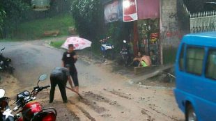 Banjir dan lumpur yang menggenangi jalan raya di kawasan Desa Sukaluyu, Kecamatan Tamansari, Kabupaten Bogor, yang diduga akibat saluran air perumahan Oasis Hill yang kurang maksimal (dok. KM)