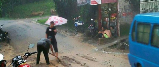 Banjir dan lumpur yang menggenangi jalan raya di kawasan Desa Sukaluyu, Kecamatan Tamansari, Kabupaten Bogor, yang diduga akibat saluran air perumahan Oasis Hill yang kurang maksimal (dok. KM)