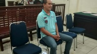 Hon Apriyanto alias Antoni saat menjalani sidang di Ruang Tirta, Pangadilan Negeri Kota Pangkalpinang, Senin 1/4/2019 (dok. KM)
