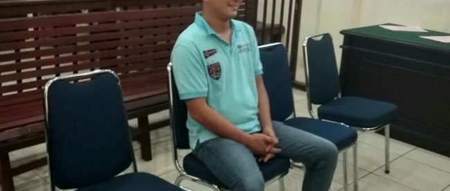 Hon Apriyanto alias Antoni saat menjalani sidang di Ruang Tirta, Pangadilan Negeri Kota Pangkalpinang, Senin 1/4/2019 (dok. KM)