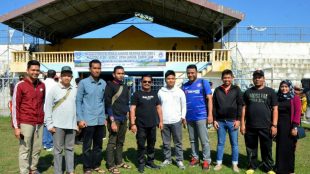 Walikota Langsa Usman Abdullah bersama koordinator Danone Nation Cup Regional Aceh - Sumut serta Asosiasi PSSI Kota Langsa di Lapangan Bola Kaki Kota Langsa, Sabtu 6/4/2019 (dok. KM)