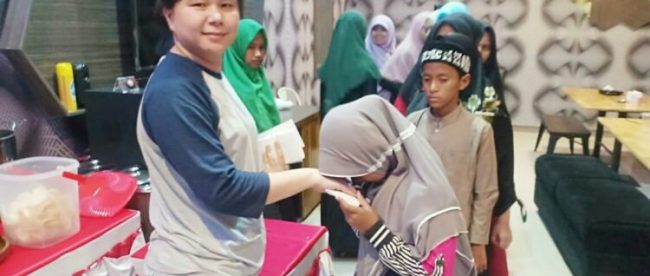 Sulina, Manajer Planet Eleven Sport & Cafe menyatuni anak yatim dalam kegiatan yang dilakukan oleh Planet Eleven Sport & Cafe (dok. KM/ Syahroel)