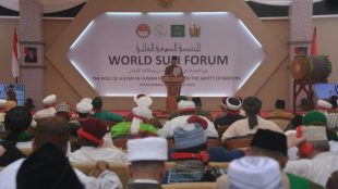 Menteri Pertahanan RI Ryamizard Ryacudu memberikan sambutan pada World Sufi Forum di Pekalongan, Jateng pada Senin 8/4/2019.