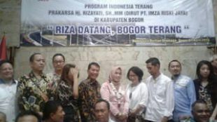 Rizayati, Dirut PT. Imza Riski Jaya (tengah, berjilbab) saat peluncuran "Program Indonesia Terang" di Dramaga, Bogor, 7/4/2019 (dok. KM)