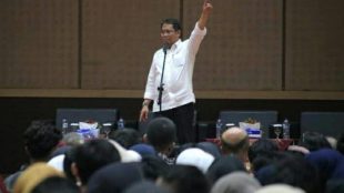 Menteri Komunikasi dan Informatika Rudiantara memberikan pemaparan dalam kuliah umum bertema "Mempersiapkan SDM Indonesia Menapaki Revolusi Industri 4.0 di Universitas Negeri Padang, Sumatera Barat, Kamis 11/04/2019.