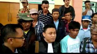 Perwakilan Tim Penasihat Hukum Terdakwa Arfan Hamdani memberikan keterangan usai persidangan di PN Serang Banten, 23/4/2019