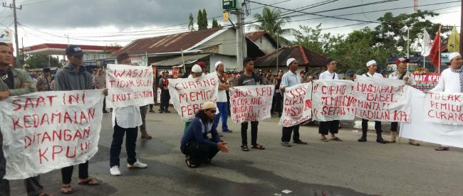 Ratusan warga peserta aksi damai menyampaikan aspirasinya di depan halaman Kantor KPU Provinsi Babel, Kota Pangkalpinang, Jumat 26/4/2019 (dok. KM)