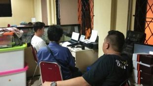 Aktivis pemuda Bogor Desta Lesmana melaporkan penganiayaan yang dideritanya kepada Polresta Bogor Kota, Sabtu 27/4/2019 (dok. KM)