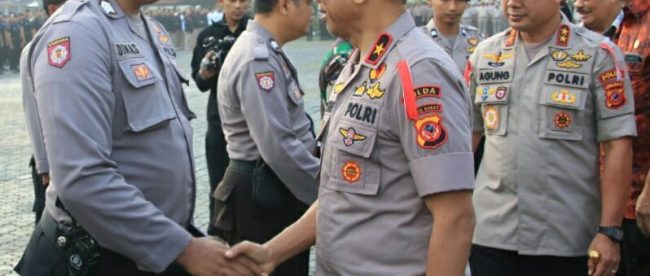 Dua personil Polres Bogor menerima penghargaan dari kapolda jabar karena berdedikasi tinggi dalam pengamanan pemilu 2019 (dok. KM)