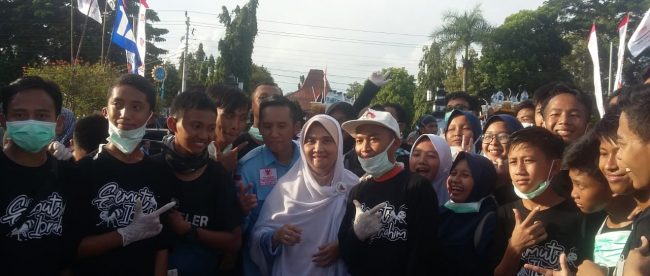 Rustriningsih berfoto bersama kelompok pemuda 'Semut Ibrahim' pasca kampanye terbuka Prabowo-Sandi 
