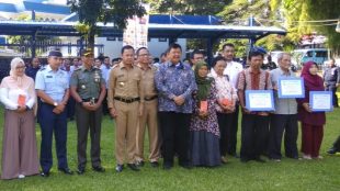 Jajaran Muspida Kota Bogor dan Dirut PDAM Tirta Pakuan serta pelanggan yang mendapatkan penghargaan di HUT ke-42 PDAM Tirta Pakuan Kota Bogor, Senin 1/4/2019 (dok.KM)
