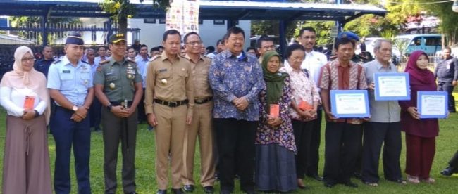 Jajaran Muspida Kota Bogor dan Dirut PDAM Tirta Pakuan serta pelanggan yang mendapatkan penghargaan di HUT ke-42 PDAM Tirta Pakuan Kota Bogor, Senin 1/4/2019 (dok.KM)