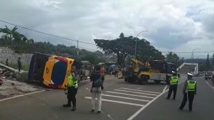 Sat Lantas Polres Bogor Evakuasi Kecelakaan Tunggal Bus di Tanjakan Selarong, Jalur Puncak (dok. KM)