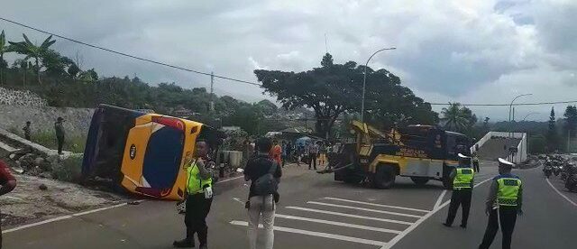 Sat Lantas Polres Bogor Evakuasi Kecelakaan Tunggal Bus di Tanjakan Selarong, Jalur Puncak (dok. KM)