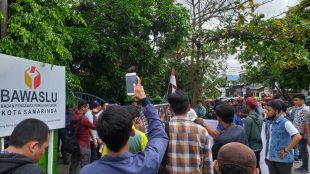 Suasana aksi depan kantor Bawaslu, Kamis 2/5/2019 (dok. KM)