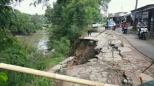Kondisi amblas di Jalan Raya Kampung Telar, Desa Muktiwari Kecamatan Cibitung, Kabupaten Bekasi (dok. KM)