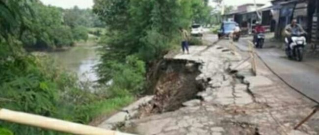 Kondisi amblas di Jalan Raya Kampung Telar, Desa Muktiwari Kecamatan Cibitung, Kabupaten Bekasi (dok. KM)