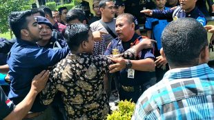 Perwakilan ormas yang ingin bertemu dengan Direksi PTPN I Langsa dihadang oleh para petugas security yang berjaga, Kamis 9/5/2019 (dok. KM)