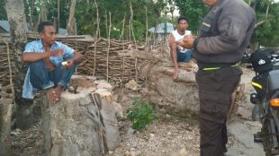 Wartawan KupasMerdeka.com Fredik Ketti memberikan keterangan kepada polisi terkait penganiayaan yang dialaminya, Jumat 10/5/2019 (dok. KM)