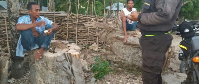 Wartawan KupasMerdeka.com Fredik Ketti memberikan keterangan kepada polisi terkait penganiayaan yang dialaminya, Jumat 10/5/2019 (dok. KM)