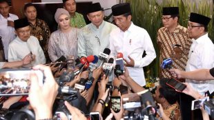 Presiden Joko Widodo memberikan keterangan pers usai acara buka puasa bersama di rumah dinas Ketua DPR Bambang Soesatyo, Senin 13/5/2019 (dok. KM)